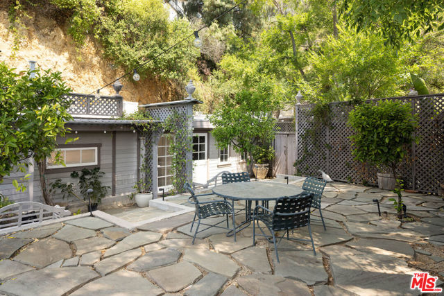 8805 Lookout Mountain Avenue, Los Angeles CA: https://media.crmls.org/mediaz/884e8eeb-7371-4c64-9c03-5d36586ec412.jpg