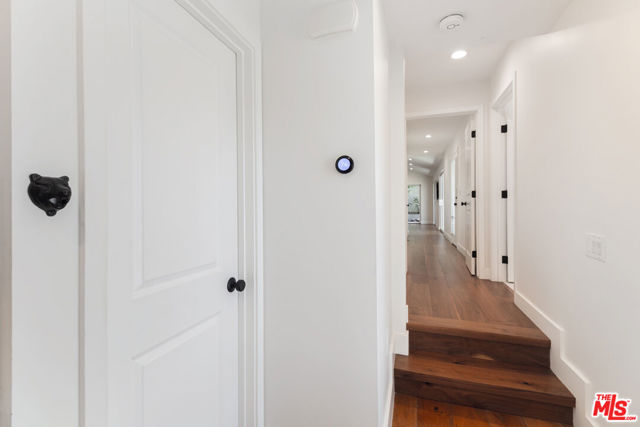 5433 Tampa Avenue, Tarzana CA: https://media.crmls.org/mediaz/884ec85b-916b-42c9-b124-c4488de3c12f.jpg