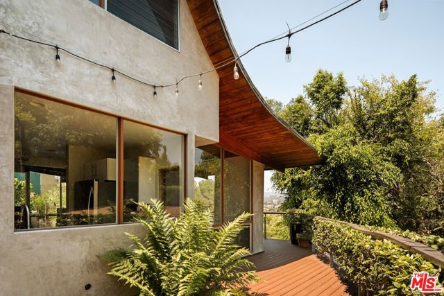 3990 Clayton Avenue, Los Angeles CA: https://media.crmls.org/mediaz/884fe13a-e143-4b59-815e-a3f7b56c1e43.jpg