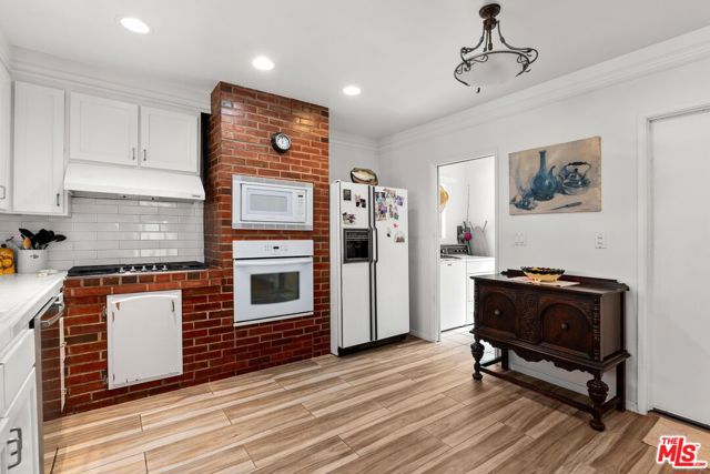 1186 Mcclellan Drive, Los Angeles CA: https://media.crmls.org/mediaz/8850343e-41bb-4f00-9763-4f0bbddbab4d.jpg