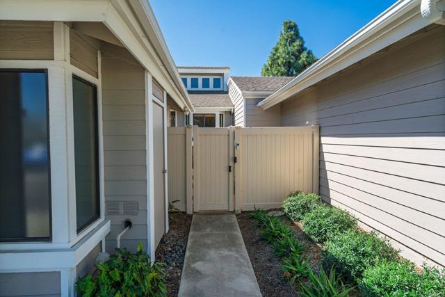 Detail Gallery Image 2 of 43 For 1015 Gleneagles Pl, Vista,  CA 92081 - 2 Beds | 2 Baths