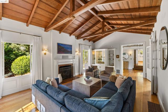 5701 La Salle Ave, Oakland CA: https://media.crmls.org/mediaz/88527a44-a2b0-49f5-85b0-128199cbe80e.jpg