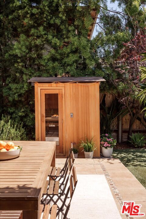 630 Brooks Avenue, Venice CA: https://media.crmls.org/mediaz/8853d963-9ed0-4a59-aca3-2f79b809348e.jpg