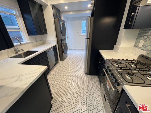 421 Grand Boulevard, Venice CA: https://media.crmls.org/mediaz/8853d9c5-8997-4a81-bfa3-90d229fb659b.jpg