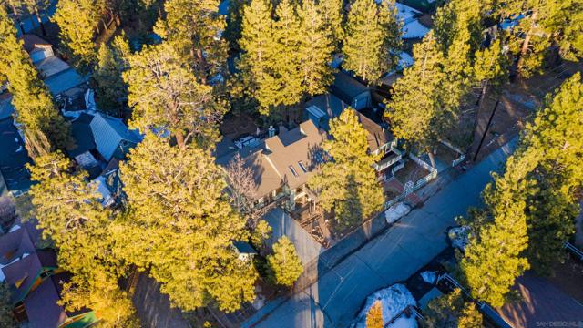 39470 Lake Dr, Big Bear CA: https://media.crmls.org/mediaz/88541141-8f74-4bfa-aef7-830498f36a3b.jpg