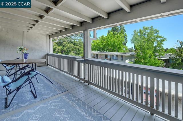 1400 Canyonwood, Walnut Creek CA: https://media.crmls.org/mediaz/885428c1-afb6-44b5-921a-370a2a255eb3.jpg
