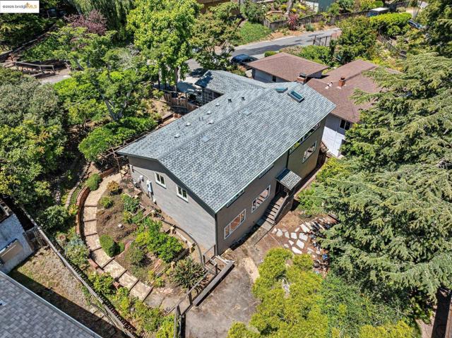 1023 Overlook Rd, Berkeley CA: https://media.crmls.org/mediaz/88542b44-75fa-45cc-8611-33e0fc0beb4c.jpg