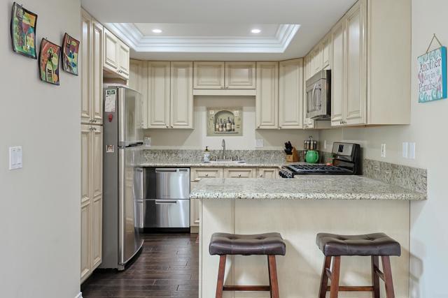 Detail Gallery Image 12 of 36 For 1415 1st St, Coronado,  CA 92118 - 2 Beds | 3 Baths