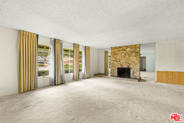 1379 Acapulco Avenue, Simi Valley CA: https://media.crmls.org/mediaz/8855dac7-ba40-4ddd-b5cd-086cface185d.jpg