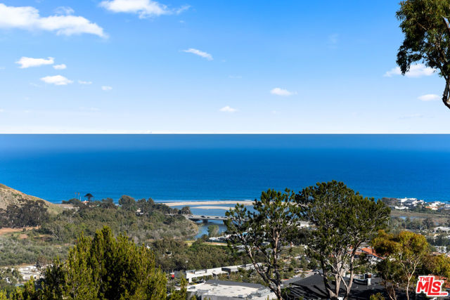 23812 Malibu Crest Drive, Malibu CA: https://media.crmls.org/mediaz/88563b6f-4f1a-4832-89a2-f9898654988b.jpg