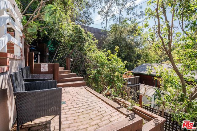 10306 Seabury Lane, Los Angeles CA: https://media.crmls.org/mediaz/8856456f-1081-402c-9378-ee0bcbd4c783.jpg