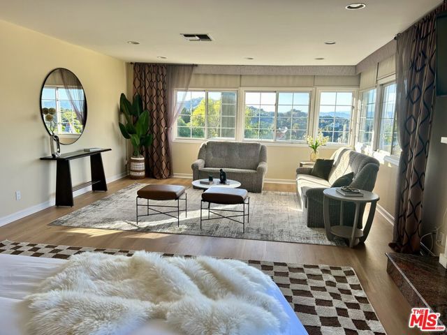 11502 Dona Teresa Drive, Studio City CA: https://media.crmls.org/mediaz/88570c9e-eb9f-4111-829b-90e5cae3128f.jpg