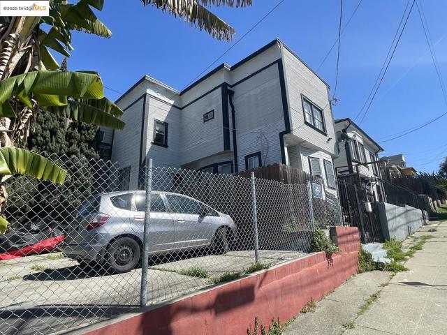 2304 E 22nd ST, Oakland CA: https://media.crmls.org/mediaz/885721c0-2817-47f8-b722-e33507bcb90e.jpg
