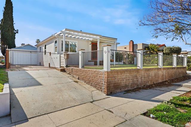 4462 52Nd St, San Diego CA: https://media.crmls.org/mediaz/88579dea-a507-43d1-8a88-3886153029e7.jpg