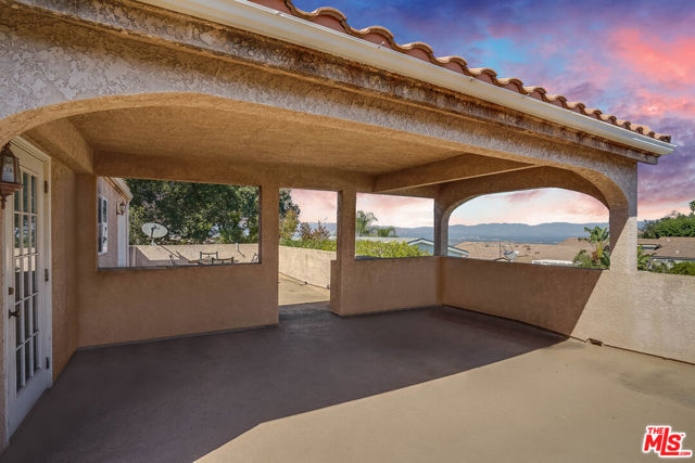 121 Navajo Lane, Topanga CA: https://media.crmls.org/mediaz/8858d9d5-24ba-4865-895d-0b2ff0edd26d.jpg