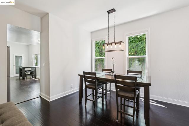 557 33Rd St, Oakland CA: https://media.crmls.org/mediaz/885966a6-1e26-4fb5-bb60-d042934c5356.jpg