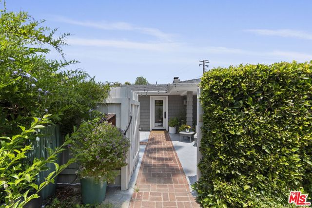 207 10th Street, Santa Monica CA: https://media.crmls.org/mediaz/885b034e-bf65-46c2-9d52-2c2e3910e2fb.jpg
