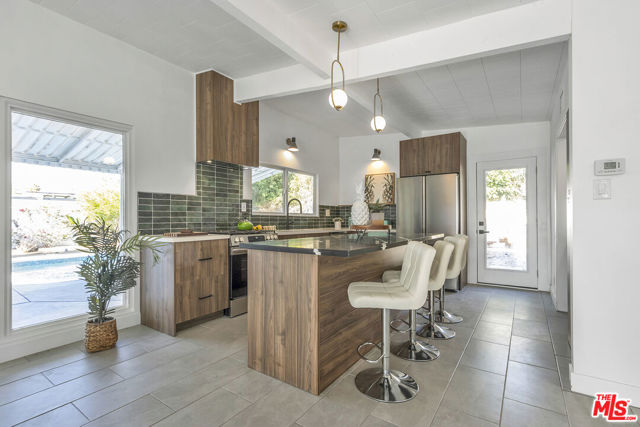 547 N Farrell Drive, Palm Springs CA: https://media.crmls.org/mediaz/885c6e5f-f964-4f70-b41c-b1baa506ecfd.jpg