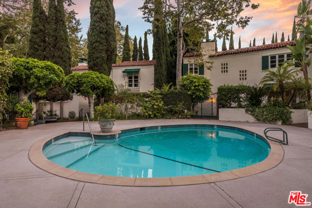 1811 Courtney Avenue, Los Angeles CA: https://media.crmls.org/mediaz/885dc6ac-4ed7-4f8d-b6f4-86ee605b4273.jpg