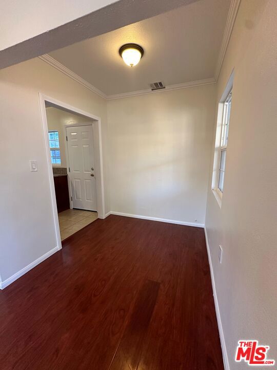 10429 Oro Vista Avenue, Sunland CA: https://media.crmls.org/mediaz/885e079c-9519-420a-b378-1f6a5d00d731.jpg
