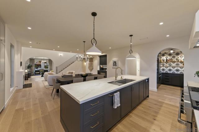 4223 Middlesex Dr, San Diego CA: https://media.crmls.org/mediaz/885e1a32-eb6b-45aa-9c6c-3afed578f45a.jpg