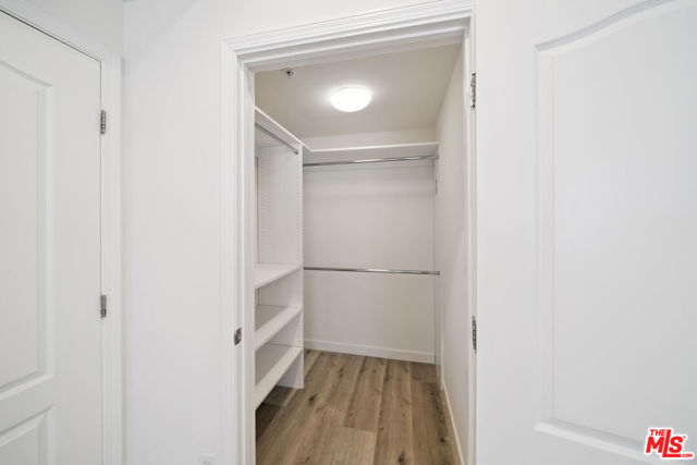 2335 S Bentley Avenue, Los Angeles CA: https://media.crmls.org/mediaz/885e2a3b-228e-4c62-985d-a29af4afcc87.jpg