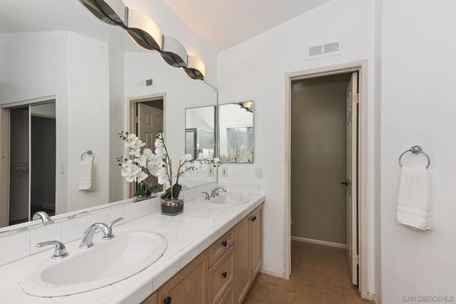 11927 Dapple Way, San Diego CA: https://media.crmls.org/mediaz/885e835b-2fd9-416f-9629-eced9c51f9af.jpg