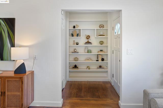 1539 E 38Th St, Oakland CA: https://media.crmls.org/mediaz/885e83e9-b0f1-4441-b16a-881eef9b9276.jpg