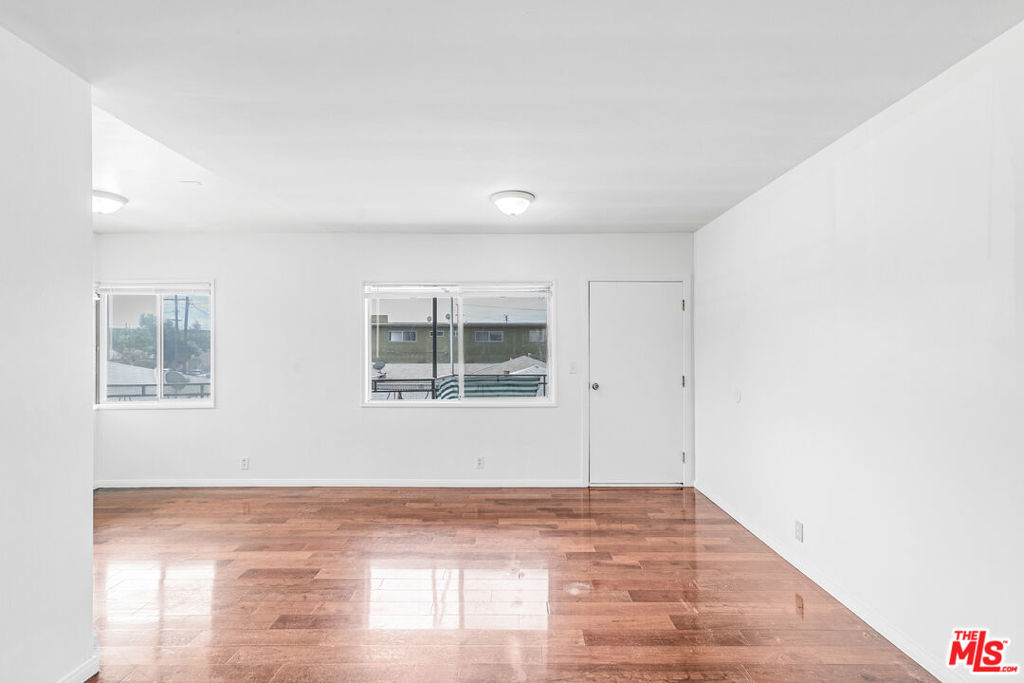 https://media.crmls.org/mediaz/885eb67d-1b79-4648-8bdc-a7d832a688bf.jpg?preset=X-Large