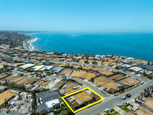 18449 Kingsport Drive, Malibu CA: https://media.crmls.org/mediaz/885fcc6b-2e4d-4439-beef-b898f80e2576.jpg