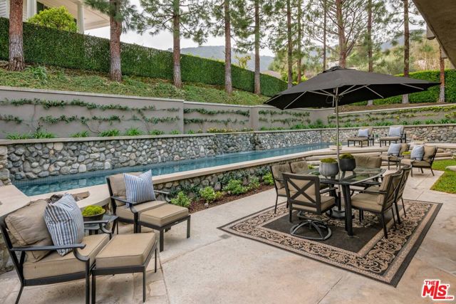 17765 Camino De Yatasto, Pacific Palisades CA: https://media.crmls.org/mediaz/885fe243-534b-4e41-926d-55d62274f245.jpg