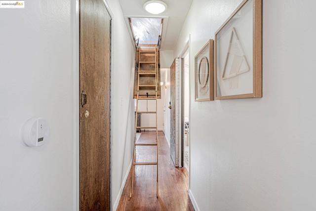 4801 Fairfax Ave, Oakland CA: https://media.crmls.org/mediaz/886080f0-a8fc-4827-bf23-4d53834c2a74.jpg