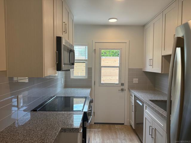 6051 La Jolla Hermosa Ave, La Jolla CA: https://media.crmls.org/mediaz/8860abc4-5233-4a25-aee7-cfcfa44a1af5.jpg