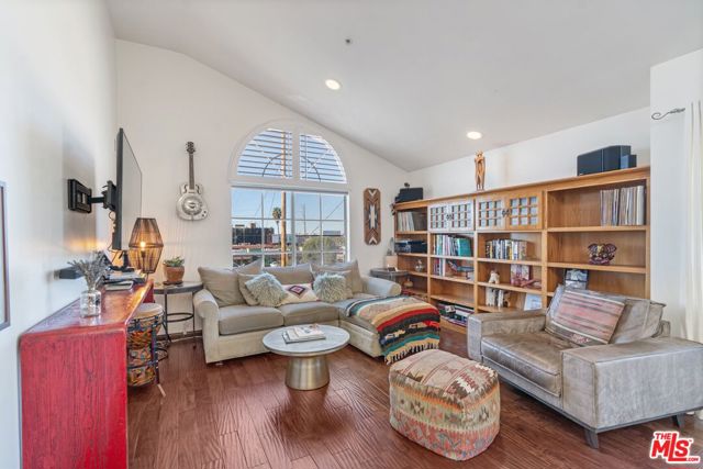 12311 Pacific Avenue, Los Angeles CA: https://media.crmls.org/mediaz/8860e5e9-0c2b-4b3b-bc43-cd86e57e7284.jpg