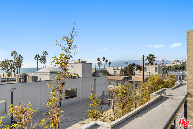 25 Brooks Avenue, Venice CA: https://media.crmls.org/mediaz/886107d2-71b5-4832-9df8-9fab97cf1b02.jpg
