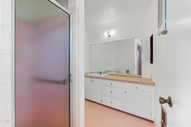 Detail Gallery Image 10 of 13 For 5169 Sanchez Dr, Los Angeles,  CA 90008 - 2 Beds | 2 Baths