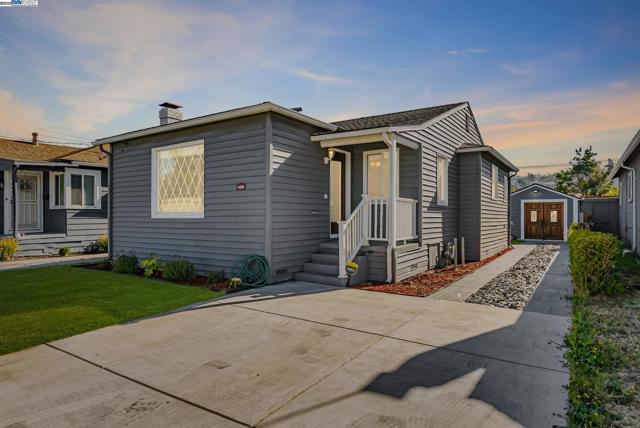10500 Byron Ave, Oakland CA: https://media.crmls.org/mediaz/886166cb-a47b-473c-8cd8-b24dc27cd5ba.jpg