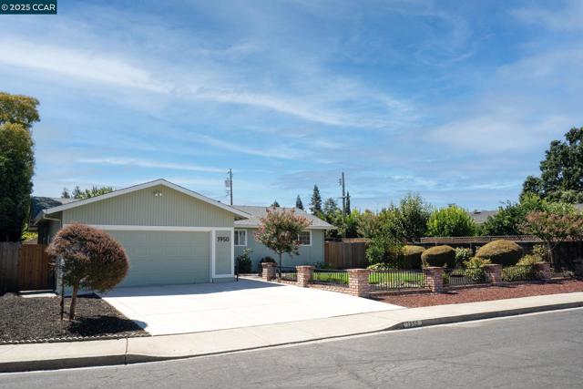 1950 Emerald St, Concord CA: https://media.crmls.org/mediaz/8862457d-9c1b-4d67-b755-18d69c5e5dd9.jpg