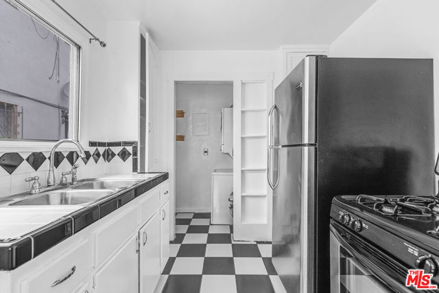 5918 1/2 Willoughby Avenue, Los Angeles CA: https://media.crmls.org/mediaz/88627bc5-da92-4e5c-8be5-9eabb86097d5.jpg