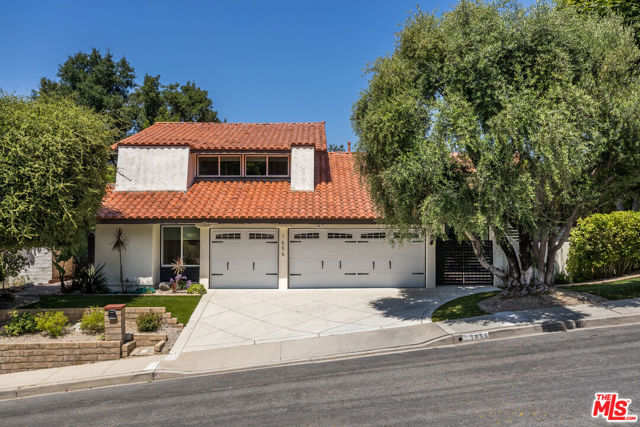 1656 Devonshire Court photo 2