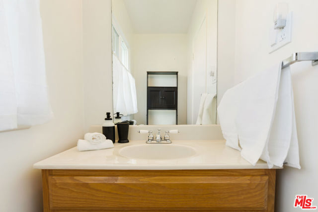 6207 Melba Avenue, Woodland Hills CA: https://media.crmls.org/mediaz/88634716-cc76-4992-8ba9-fe21f50e2ad0.jpg