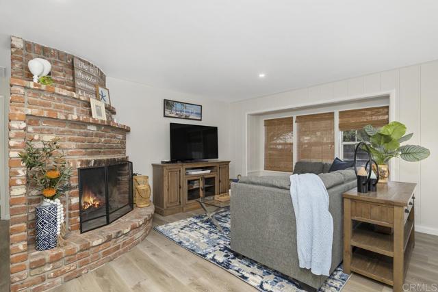393 Date Avenue, Carlsbad CA: https://media.crmls.org/mediaz/88646593-fe26-456b-b8b1-5d10914102ac.jpg