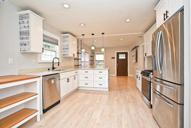 5706 Brookdale Ave, Oakland CA: https://media.crmls.org/mediaz/8864998b-d0bc-490d-9706-9412915eb768.jpg