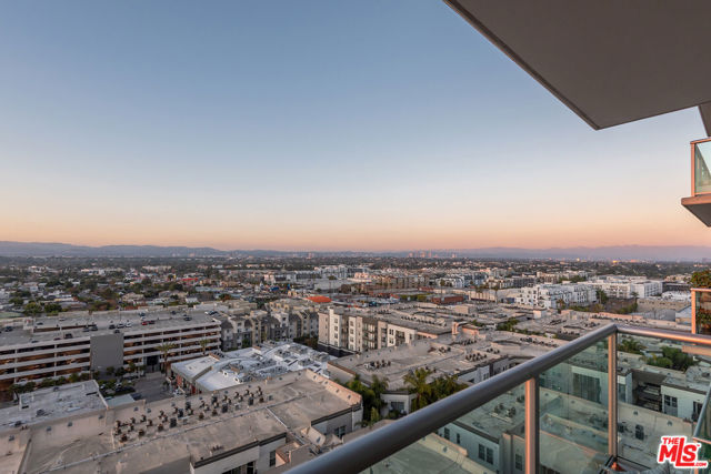 13700 Marina Pointe Drive, Marina del Rey CA: https://media.crmls.org/mediaz/8864d471-93da-42fe-bad1-faa3b1c35069.jpg