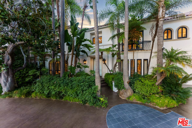 812 N Bedford Drive, Beverly Hills CA: https://media.crmls.org/mediaz/886595cd-0905-4e09-b7ba-116ab9182624.jpg