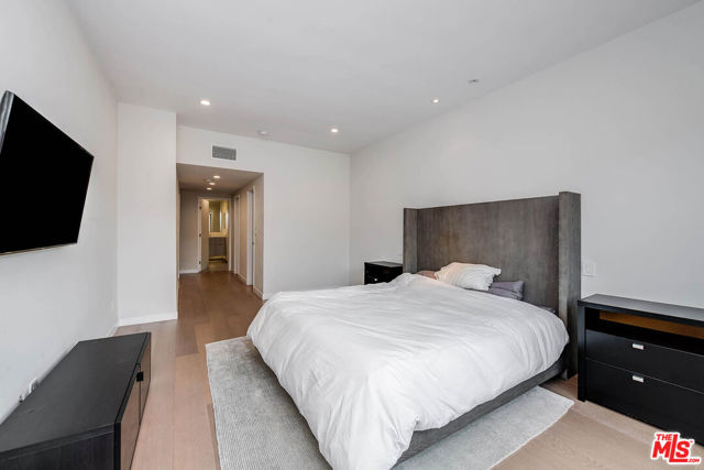 2307 Fox Hills Drive, Los Angeles CA: https://media.crmls.org/mediaz/88662f69-9a8e-49d8-8622-b0bed21659ba.jpg