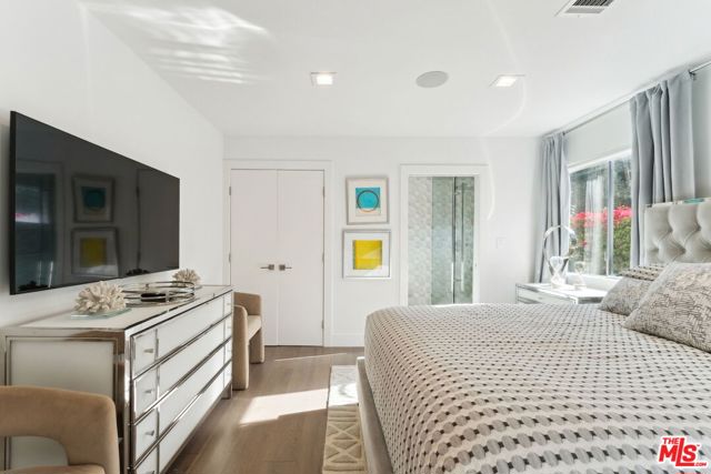 2600 Carman Crest Drive, Los Angeles CA: https://media.crmls.org/mediaz/8866e33b-a30f-4971-9988-d8db32aabf9e.jpg