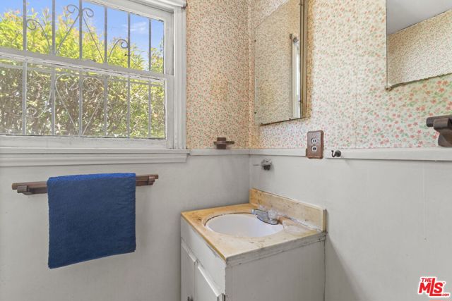 4030 Boise Avenue, Los Angeles CA: https://media.crmls.org/mediaz/886739d9-1b7c-4e7f-a4f7-6cbc1384db82.jpg