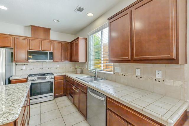 3760 Mirtoon Sea Avenue, Sacramento CA: https://media.crmls.org/mediaz/8867ebd9-cd24-483e-905b-b809421e6ef0.jpg