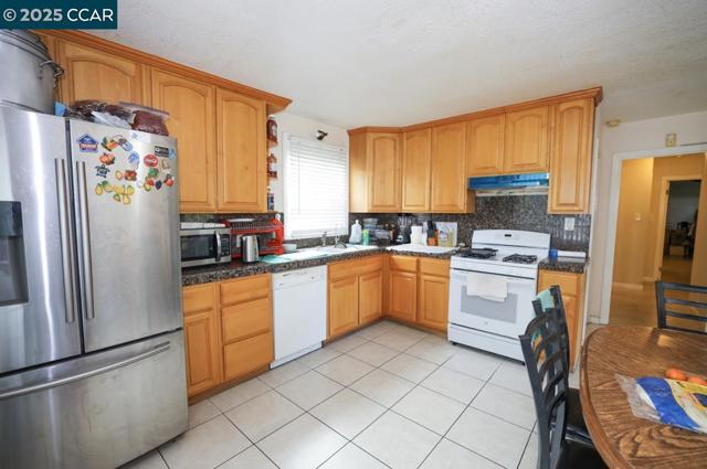 216 Suisun Ave, Rodeo CA: https://media.crmls.org/mediaz/8868db8e-041f-4db5-b585-ad30174a5034.jpg